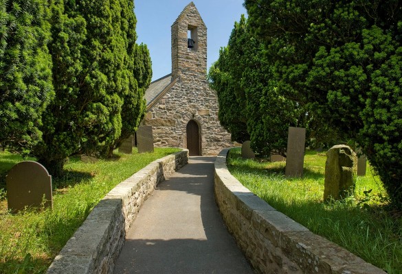 Eglwys Llanaelhaearn Church - Hawlfraint Ein Treftadaeth / Copyright Our Heritage