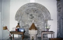 Bwa cangell Romanèsg o’r 12fed ganrif, o gapel brenhinol, Aberffraw / Romanesque chancel arch, 12th century, from royal chapel, Aberffraw - Hawlfraint / Copyright Neil Johnstone