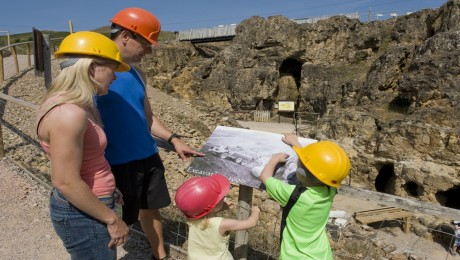 Mwynglawdd Hynafol y Gogarth / Great Orme Mines - Hawlfraint Ein Treftadaeth / Copyright Our Heritage