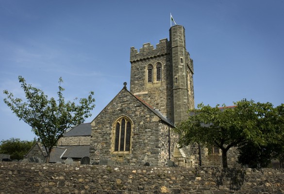 Eglwys St Cadfan's Church - Hawlfraint Ein Treftadaeth / Copyright Our Heritage