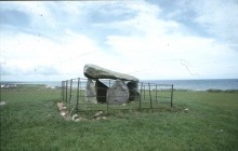 Cromlech Borth Neolithig Bachwen Neolithic Portal Dolmen - Hawlfraint Ymddiriedolaeth Archaeolegol Gwynedd / Copyright Gwynedd Archaeological Trust