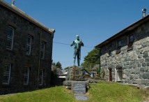 Cofeb Hedd Wyn Statue - Hawlfraint Ein Treftadaeth / Copyright Our Heritage