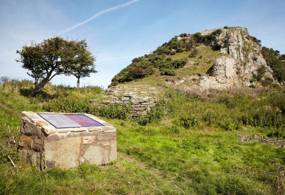 Castell Deganwy Castle - Hawlfraint Kiran Ridley © Partneriaeth Prosiect Tywysogion Gwynedd / Copyright Kiran Ridley © the Princes of Gwynedd Project Partners